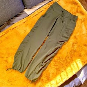 Athleta La Viva Ruched Pants with Zip Pockets